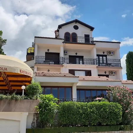Bed & Breakfast Pansion Klaudija 3*
