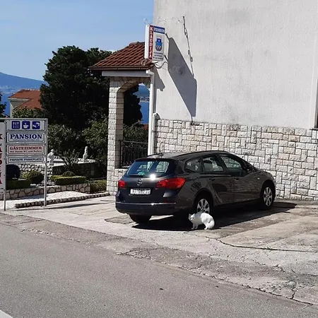 Pansion Klaudija Bed & Breakfast 3*